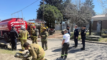 Feroz incendio en Córdoba: un hombre sufrió quemaduras después de que se prendió fuego un depósito de garrafas