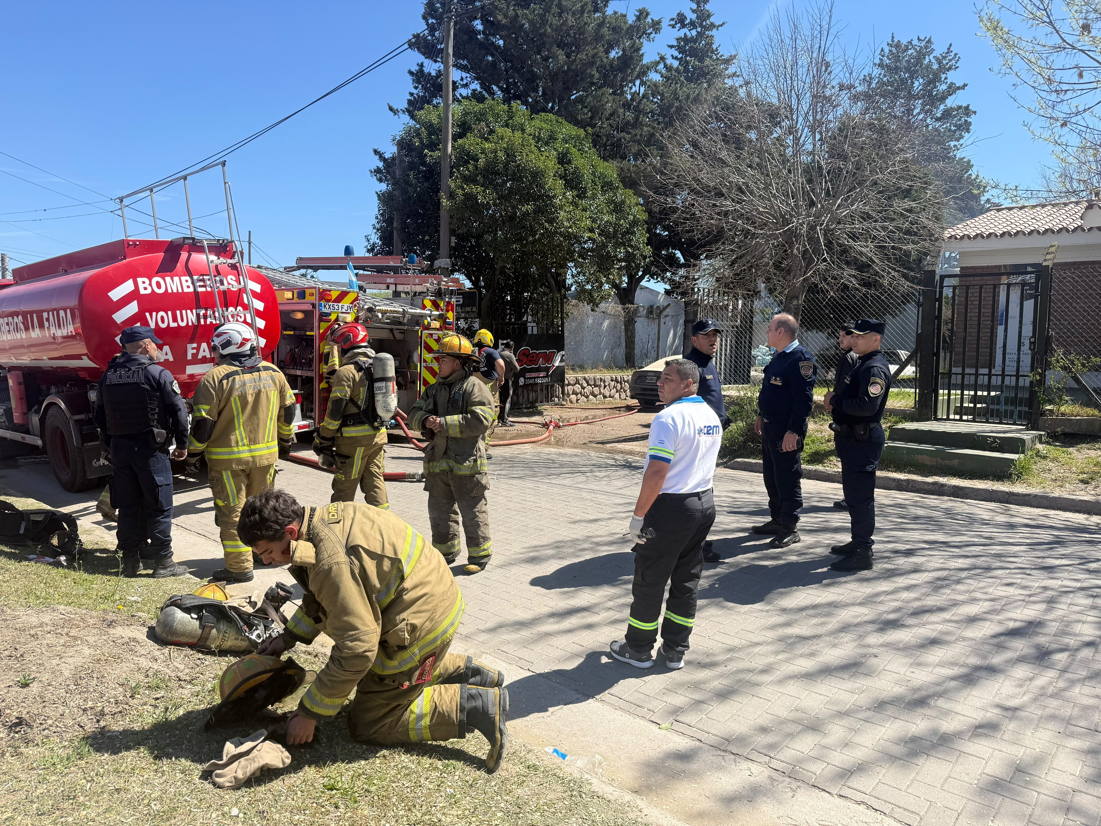 El incendio estructural se originó en un depósito de garrafas de gas de 3 por 6 metros, en la esquina de Esquiú y avenida Italia, en La Falda