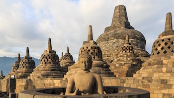 Borobudur, construido entre los siglos VIII y IX, conserva relieves y estupas que forman parte de uno de los mayores complejos budistas del mundo (Wikimedia Commons)