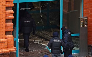 Agentes de la ley trabajan