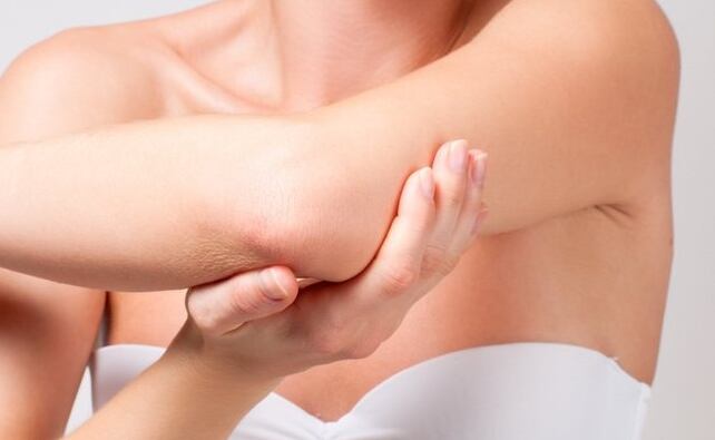 La textura fina del bicarbonato de sodio ayuda a suavizar áreas resecas de la piel sin causar daños si se aplica correctamente. (Bekia Belleza)