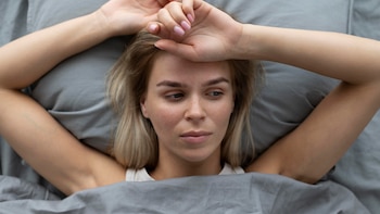Intentar dormir cuando no puedes es una de las mayores causas de insomnio, según una revista científica