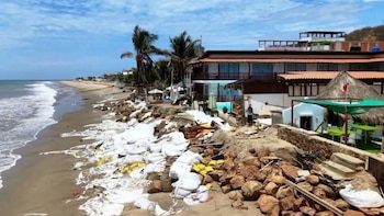 Cerca de 20 hoteles y restaurantes sufren daños por el avance del mar en Zorritos ante el avance de la erosión costera
