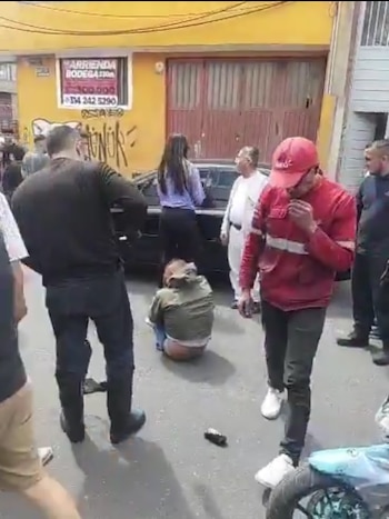 Vecinos interceptaron a un hombre señalado de robos en Carvajal y destruyeron una motocicleta - crédito @PasaenBogota/X
