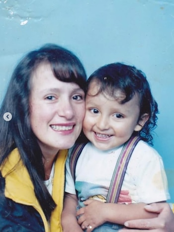 Fotografía de Egan Bernal en su niñez junto con su mamá compartida por el ciclista en las redes sociales - crédito Egan Bernal