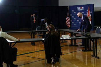 Biden, reunido con veteranos en