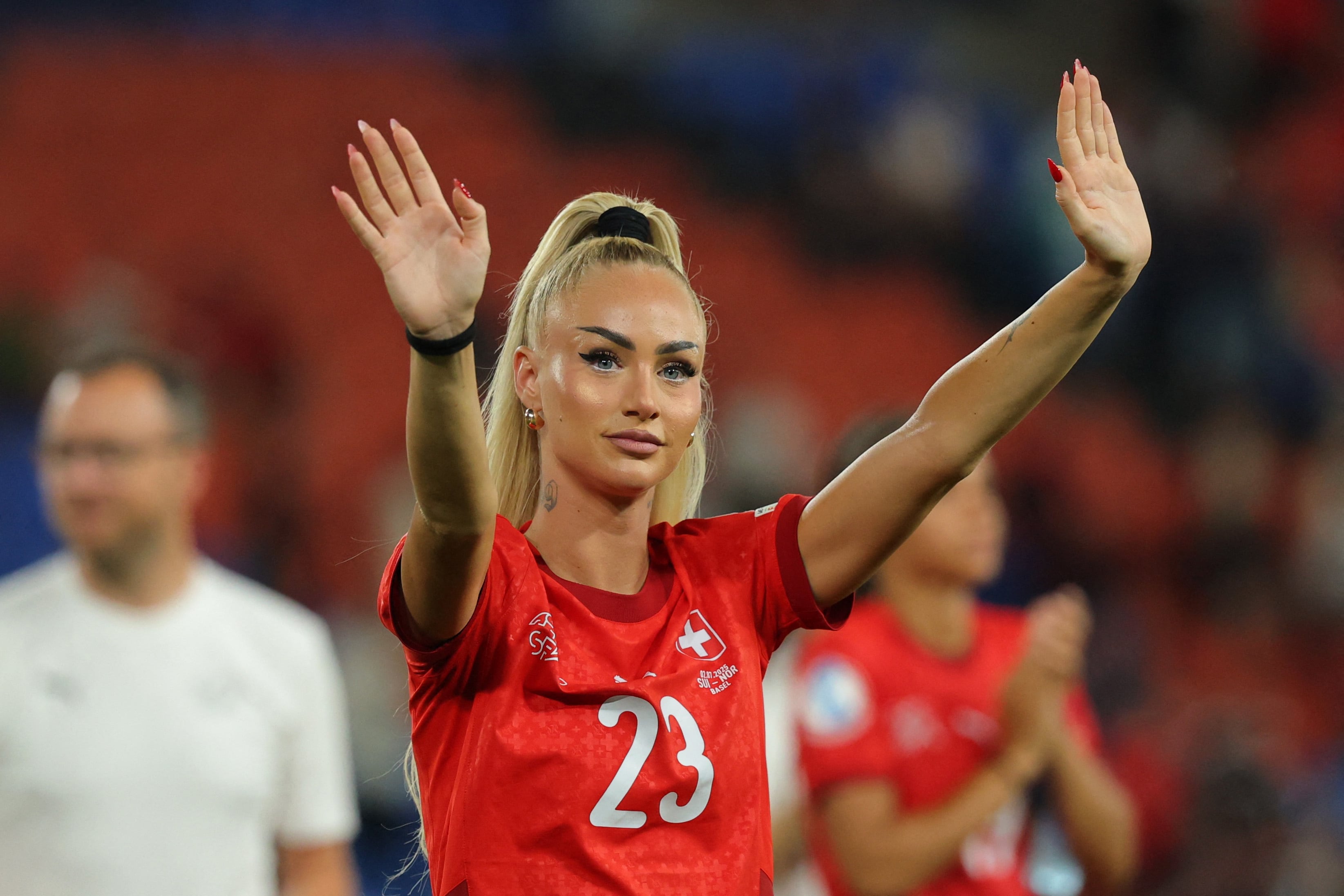 Alisha Lehmann saluda al público tras un partido de la selección de Suiza en la Eurocopa (REUTERS/Denis Balibouse)