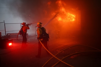Los bomberos intentan apagar el