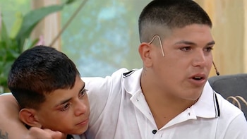 Thiago junto a su hermanito