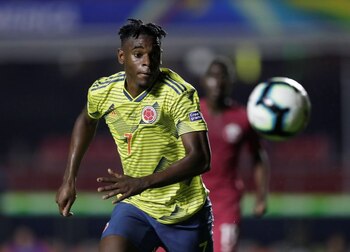 Foto de archivo. El delantero de la selección colombiana de fútbol Duván Zapata avanza con el balón en un partido de la Copa América 2019 contra Qatar en el estadio Marumbi de Sao Paulo, Brasil, 19 de junio, 2019. REUTERS/Ueslei Marcelino