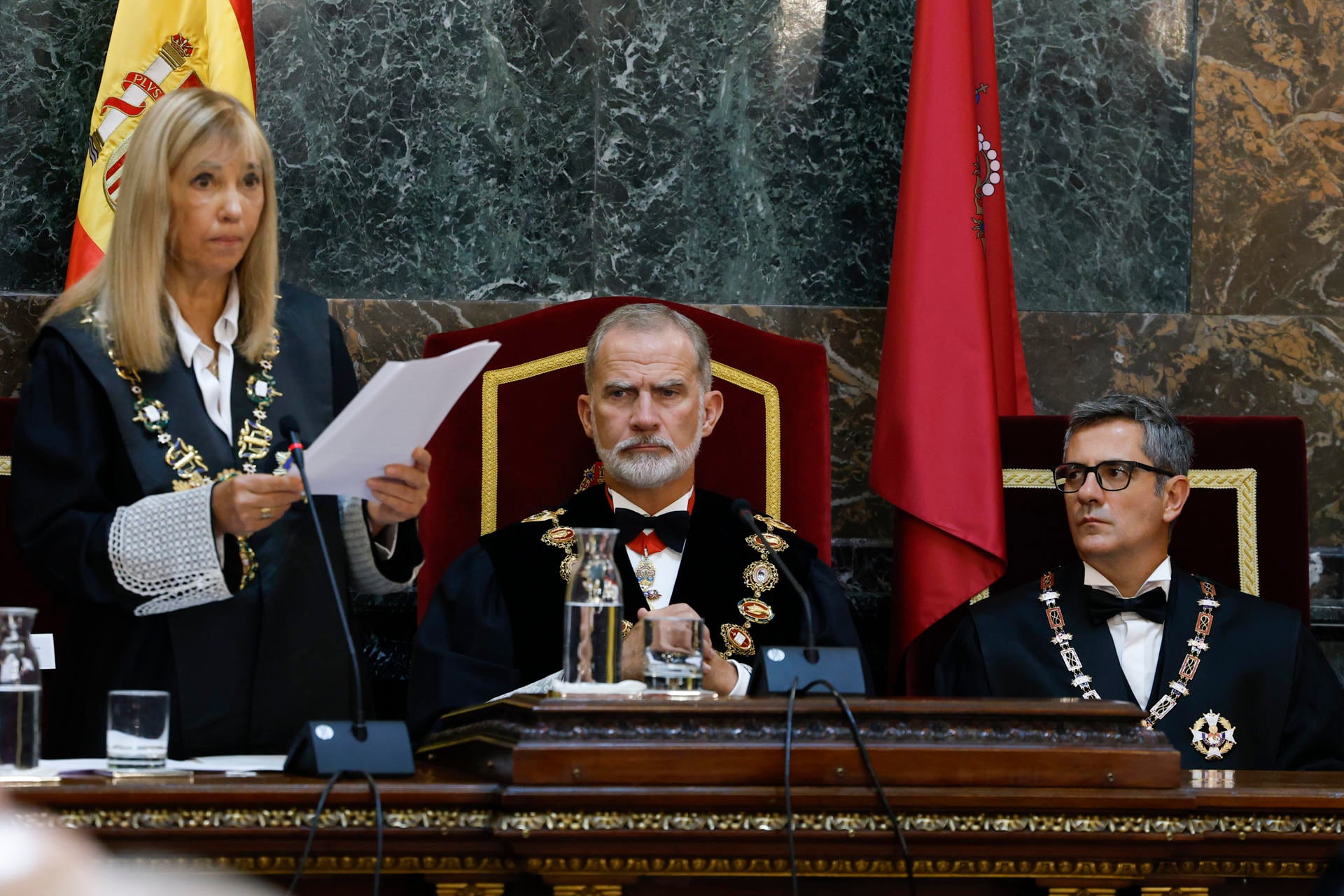 El rey Felipe VI, la presidenta del Tribunal Supremo y del Consejo General del Poder Judicial, Isabel Perelló y el ministro de Justicia Félix Bolaños, durante el acto de apertura del Año Judicial. (EFE / J.J.Guillén)