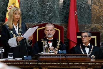 El rey Felipe VI, la presidenta del Tribunal Supremo y del Consejo General del Poder Judicial, Isabel Perelló y el ministro de Justicia Félix Bolaños, durante el acto de apertura del Año Judicial. (EFE / J.J.Guillén)