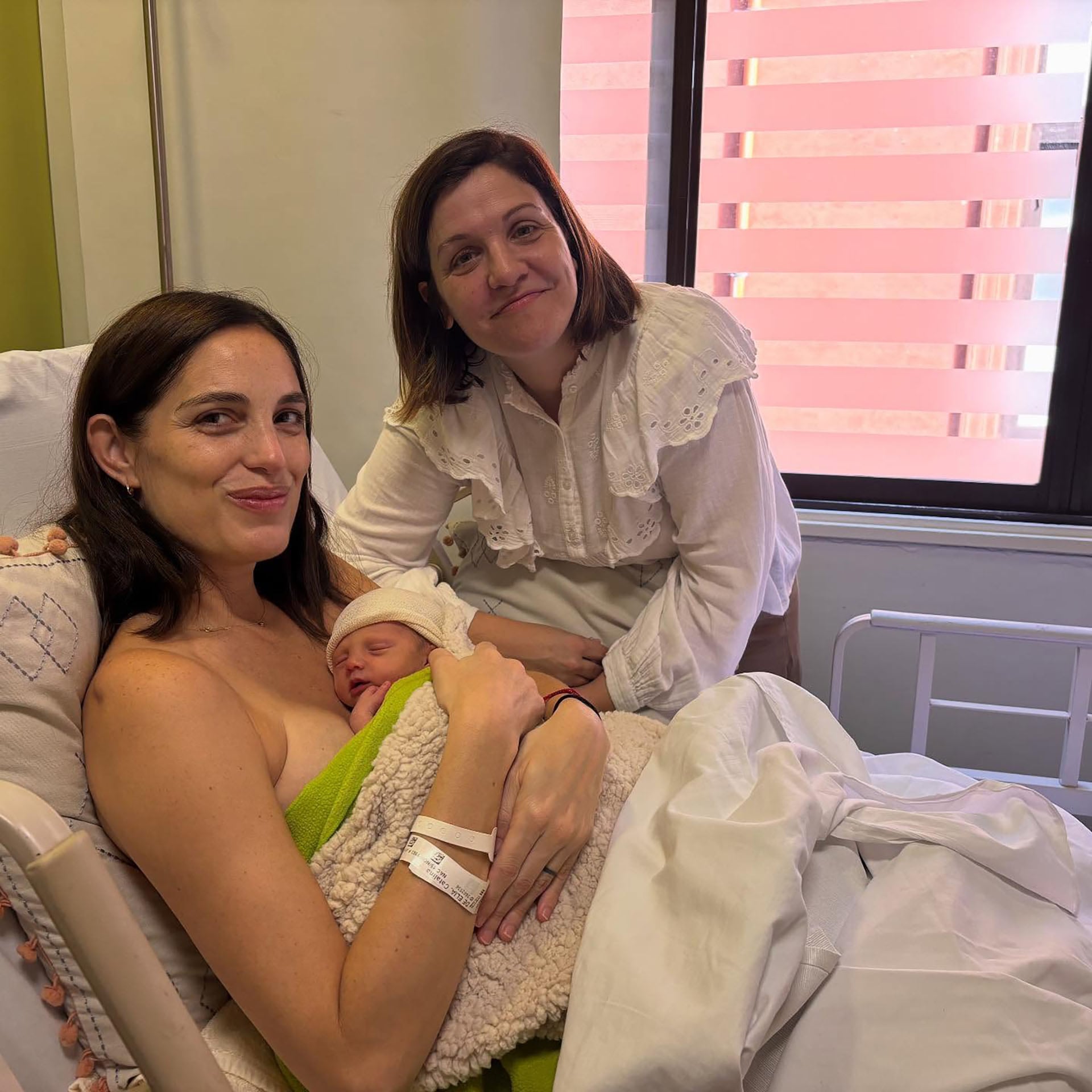 Desde el hospital, Catalina junto a su bebé recién nacida, quien está acurrucada en su pecho