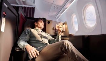 La experiencia INSIGNIA opera en aviones Boeing 787 hacia Europa y Nueva York con asientos reclinables a 180 grados.