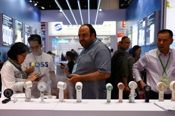 La gente visita un stand