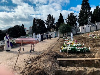 Un sacerdote oficia un responso en el cementerio lisboeta de Alto de São João, el mayor camposanto de Portugal. EFE/ Cynthia De Benito