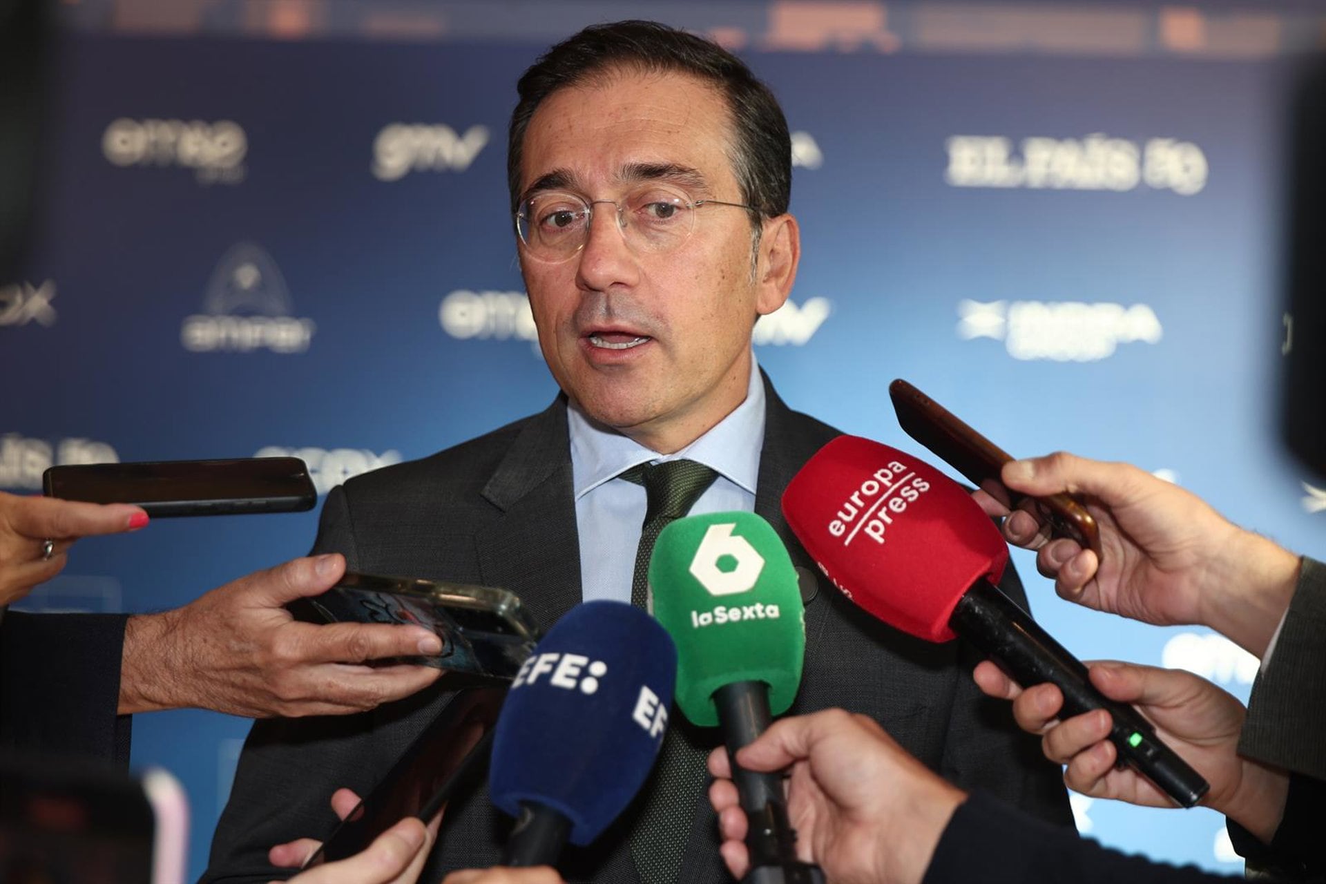 17/09/2026 El ministro de Asuntos Exteriores, Unión Europea y Cooperación, José Manuel Albares, atiende a los meduios a su llegada a la III edición de