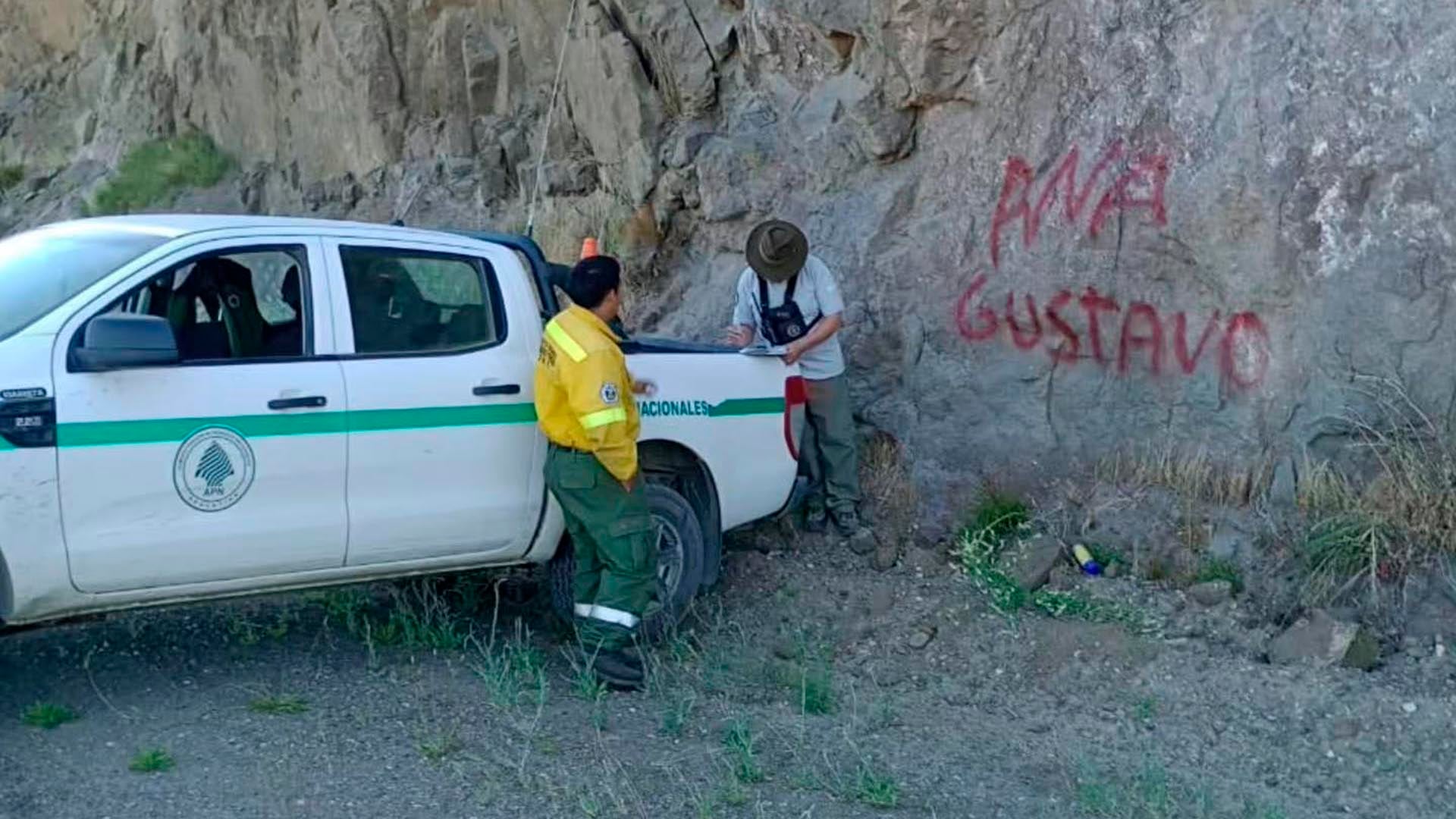 Los guardaparques labran la infracción por una pintada ilegal en el Parque Nacional Nahuel Huapi