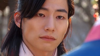 Song Jae Rim alcanzó la fama en 2011 con su papel en el exitoso drama histórico "La luna abraza al sol" (X/kenthusiastic10)