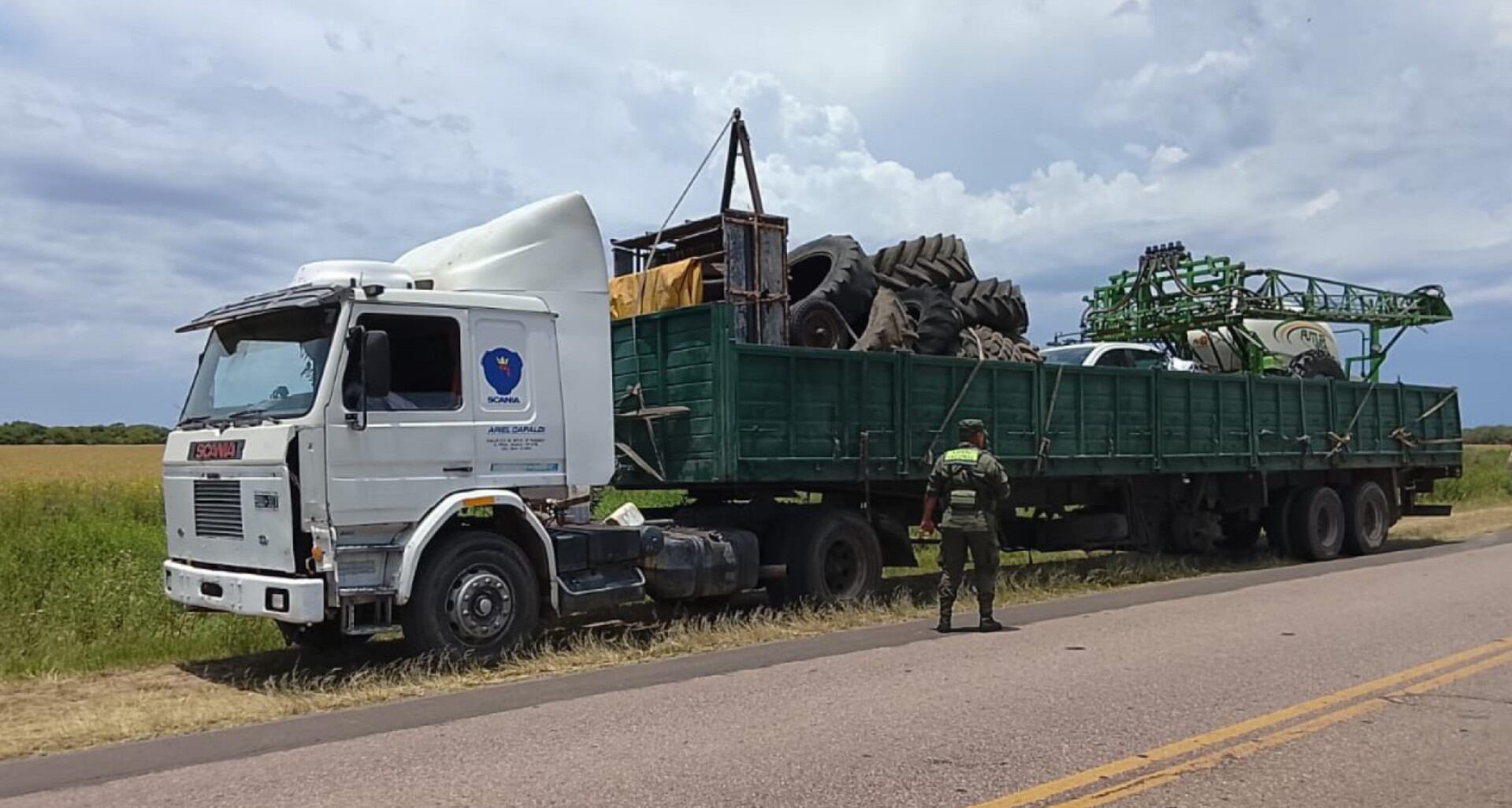 Gendarmeria secuestró un auto robado oculto en un camión que llevaba maquinaria agrícola en Chaco (GNA)