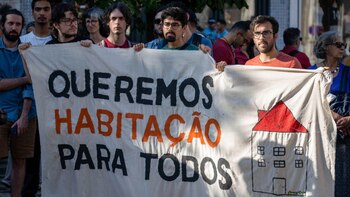 Manifestantes piden una intervención para frenar el aumento del precio de la vivienda en Portugal