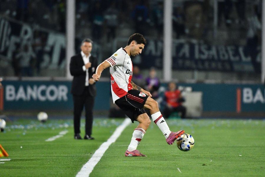 El lateral de la selección argentina alegó problemas físico, pero pudo continuar jugando (@RiverPlate)