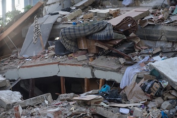 Fotografía que muestra edificios colapsados por los terremotos, este jueves durante las labores de remoción de escombros y búsqueda de sobrevivientes en el municipio de Chacao, en el este de Caracas (Venezuela). EFE/ Boris Vergara