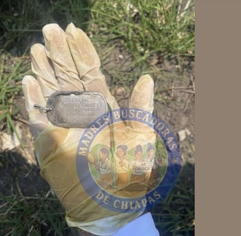 Entre los objetos que hallaron, se encontraron una medalla de identificación militar con el nombre de Miguel Ángel Elías Mayo en Chiapas