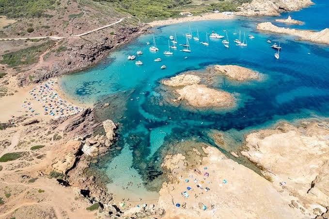 Los islotes de Cala Pregonda (Menorca) protegen la cala y crean un entorno ideal para el snorkel (Descobreix Menorca)