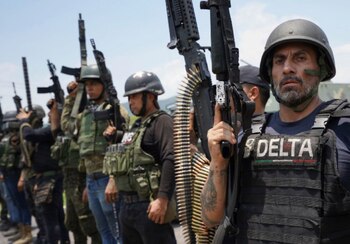AGUILILLA, MICHOACÁN, 04JULIO2021.- Ubicado a 270 kilómetros al suroeste de Morelia, el municipio de Agulilla fue tomado por elementos del Cártel de Jalisco Nueva Generación (CJNG) el pasado 5 de abril, las cosas están lejos de tranquilizarse en Tierra Caliente. Pese a que el gobierno de Andrés Manuel López Obrador ordenó que fuerzas de la Guardia Nacional y del Ejército se desplegaran, la lucha armada entre el Cártel Jalisco Nueva Generación (CJNG) y Cárteles Unidos continúa. FOTO: CUARTOSCURO.COM