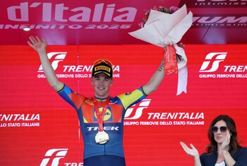 Mads Pedersen en el podio tras ganar la primera etapa del Giro de Italia - crédito Florion Goga / REUTERS