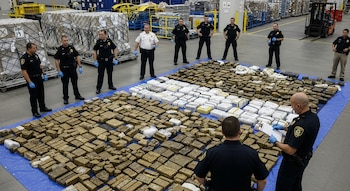 Agentes muestran el decomiso de