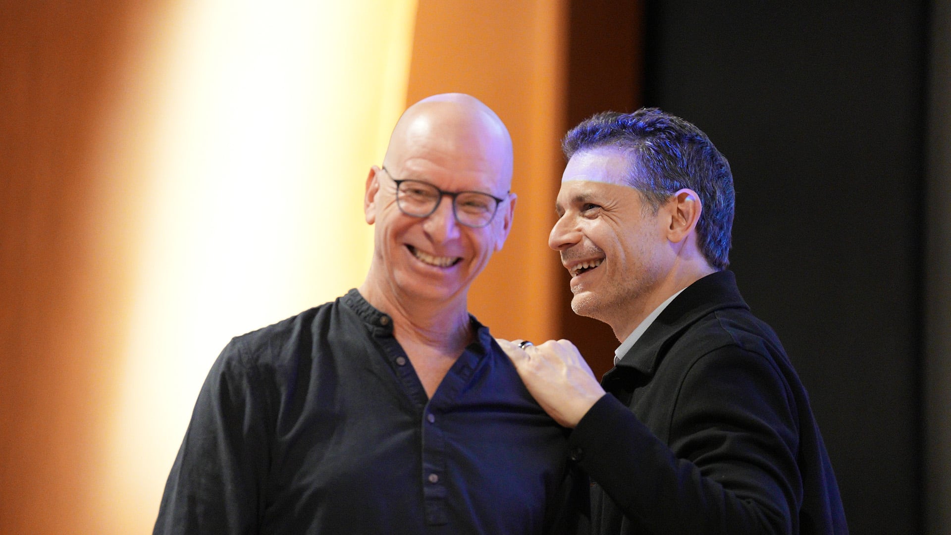 El showrunner israelí Ran Telem, junto al cineasta argentino Daniel Burman, actual Head of Original Content de Disney+ en América Latina, durante la charla realizada en la sede argentina de la compañía