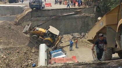Colapsa puente vehicular en carretera Matlapa-Tamazunchale; reportan al menos tres  trabajadores heridos