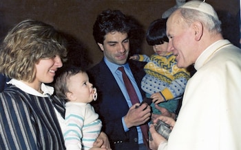 Visita de Patricio Hernández con la familia al Santo Padre, Juan Pablo II, durante su estadía en España (Wikimedia Commons)