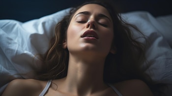 Captura de un momento íntimo, expresando sensualidad y plenitud. Un instante que celebra la diversidad y la salud sexual. (Imagen ilustrativa Infobae)