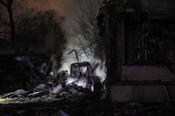 Los bomberos trabajan en un