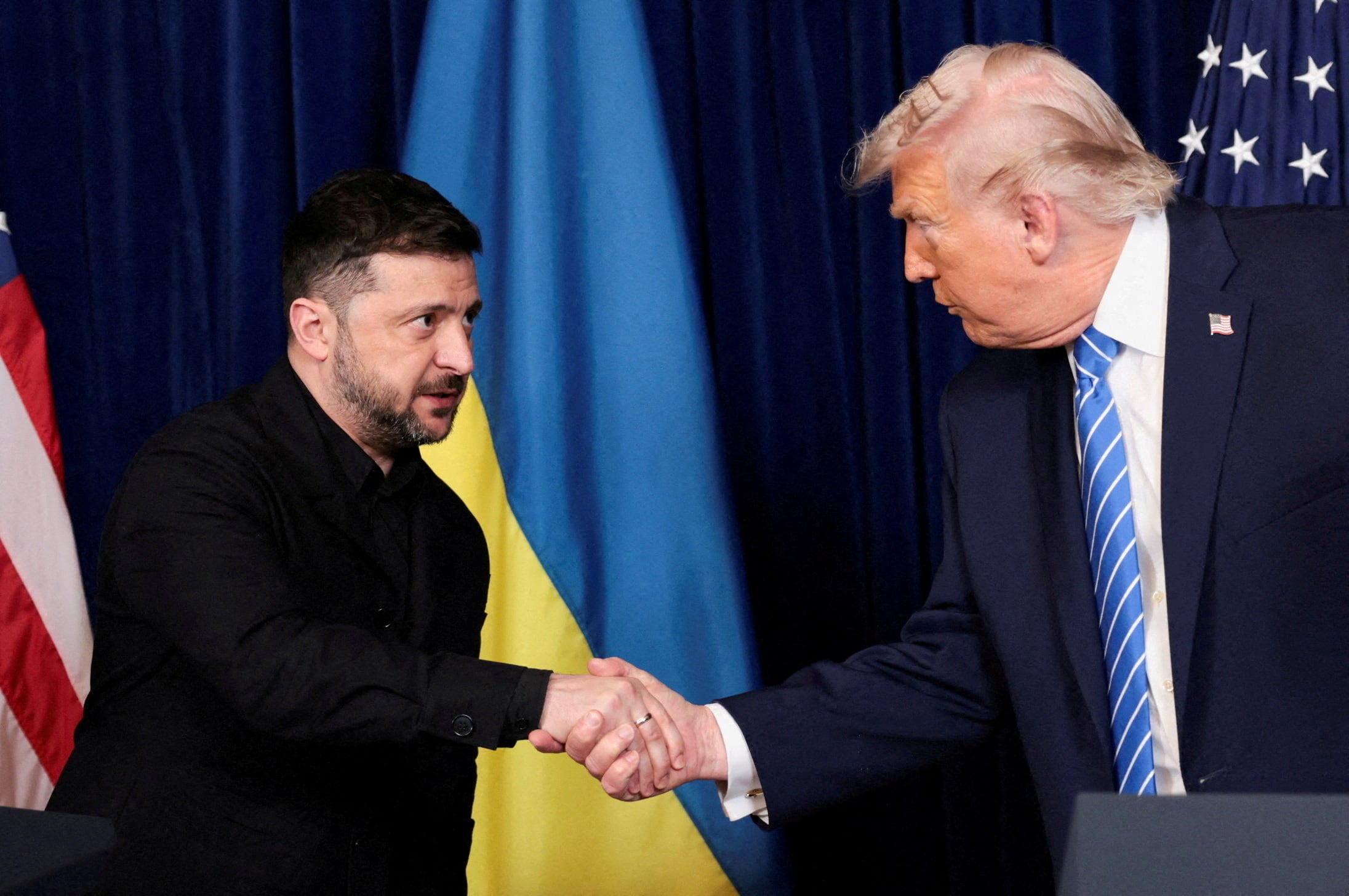 El presidente de Estados Unidos, Donald Trump, y el presidente ucraniano, Volodímir Zelensky, se dan la mano durante una rueda de prensa (REUTERS/Jonathan Ernst/Archivo)
