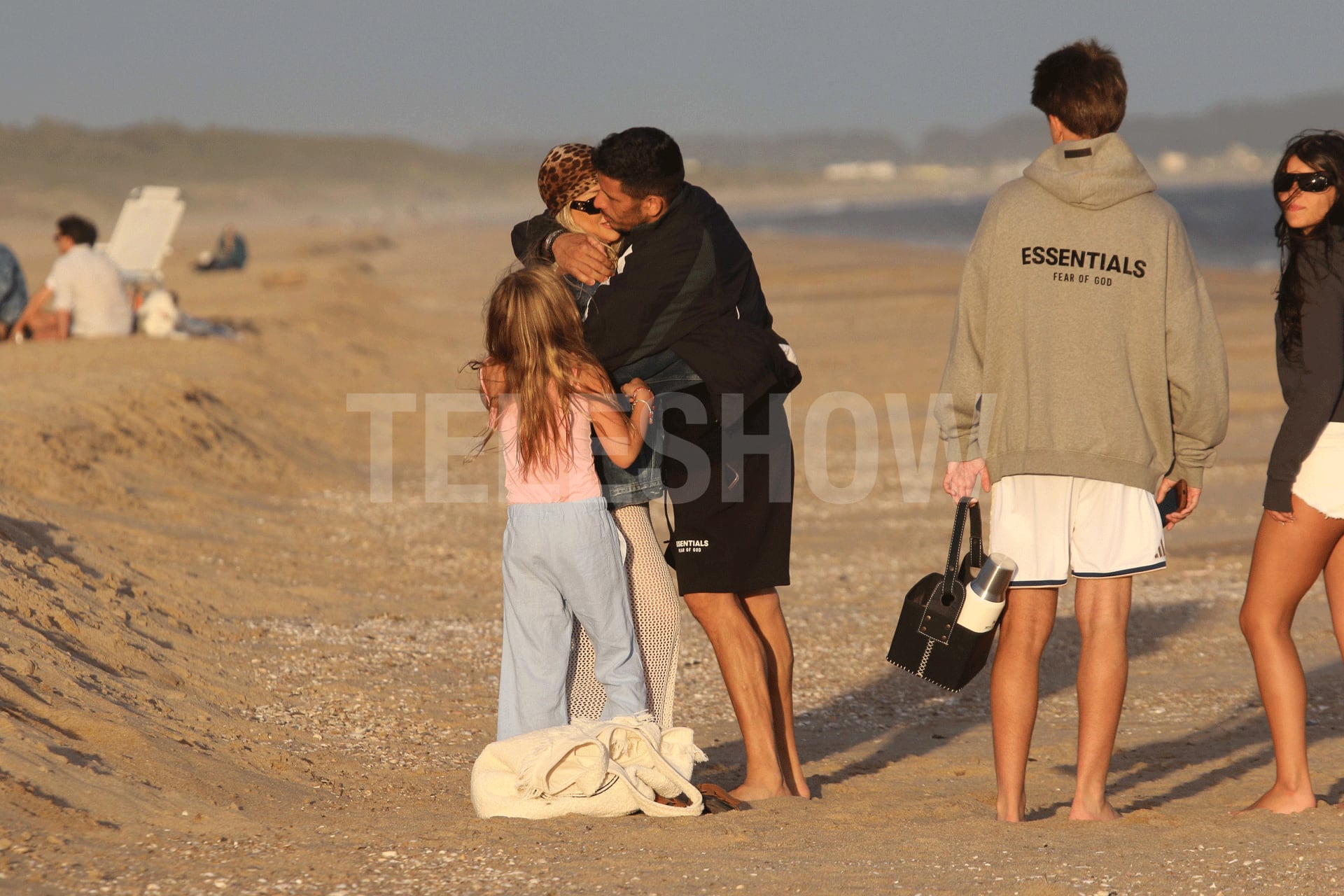 Una postal de familia y amor: Wanda, Martín y los chicos compartiendo la caída del sol