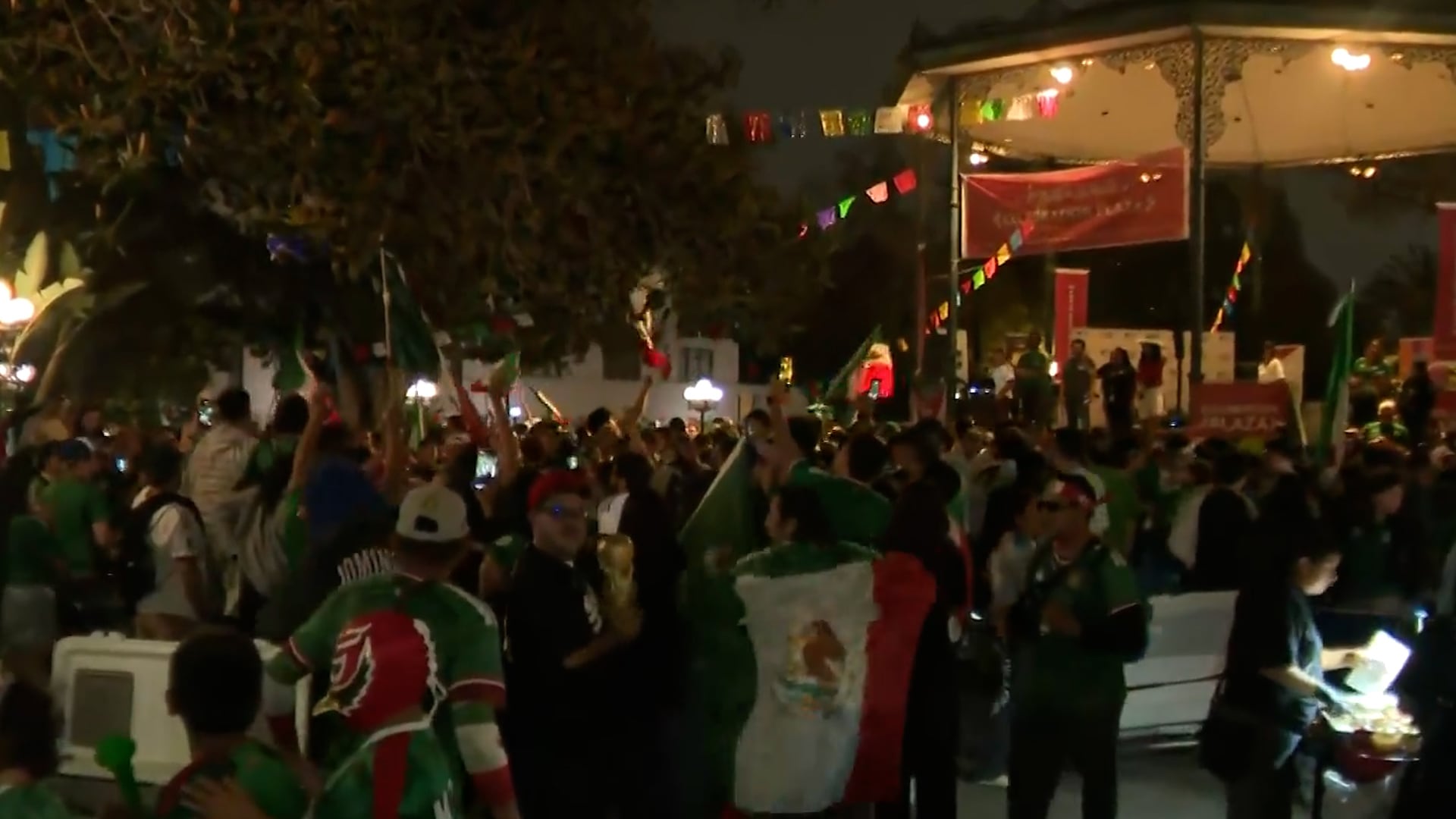 La victoria de México sobre Ecuador selló la clasificación a los octavos de final de la Copa Mundial de la FIFA y desató festejos en el sur de California