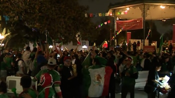 Los aficionados mexicanos inundan las calles del sur de California para celebrar la clasificación de su selección a los octavos de final del Mundial