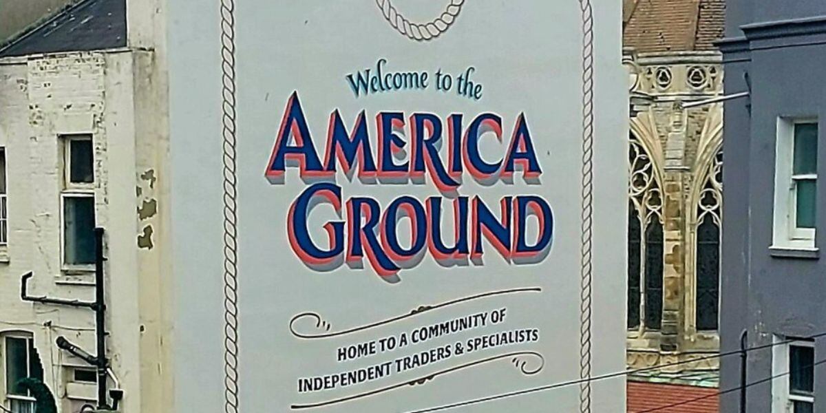 En la década de 1820, America Ground llegó a albergar hasta el 12% de la población de Hastings, atrayendo comerciantes y trabajadores independientes (Wikipedia)