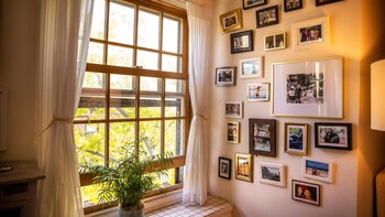 Fotografías familiares en un muro