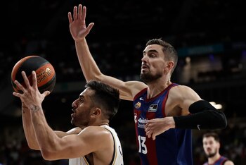 Facundo Campazzo (i) supera