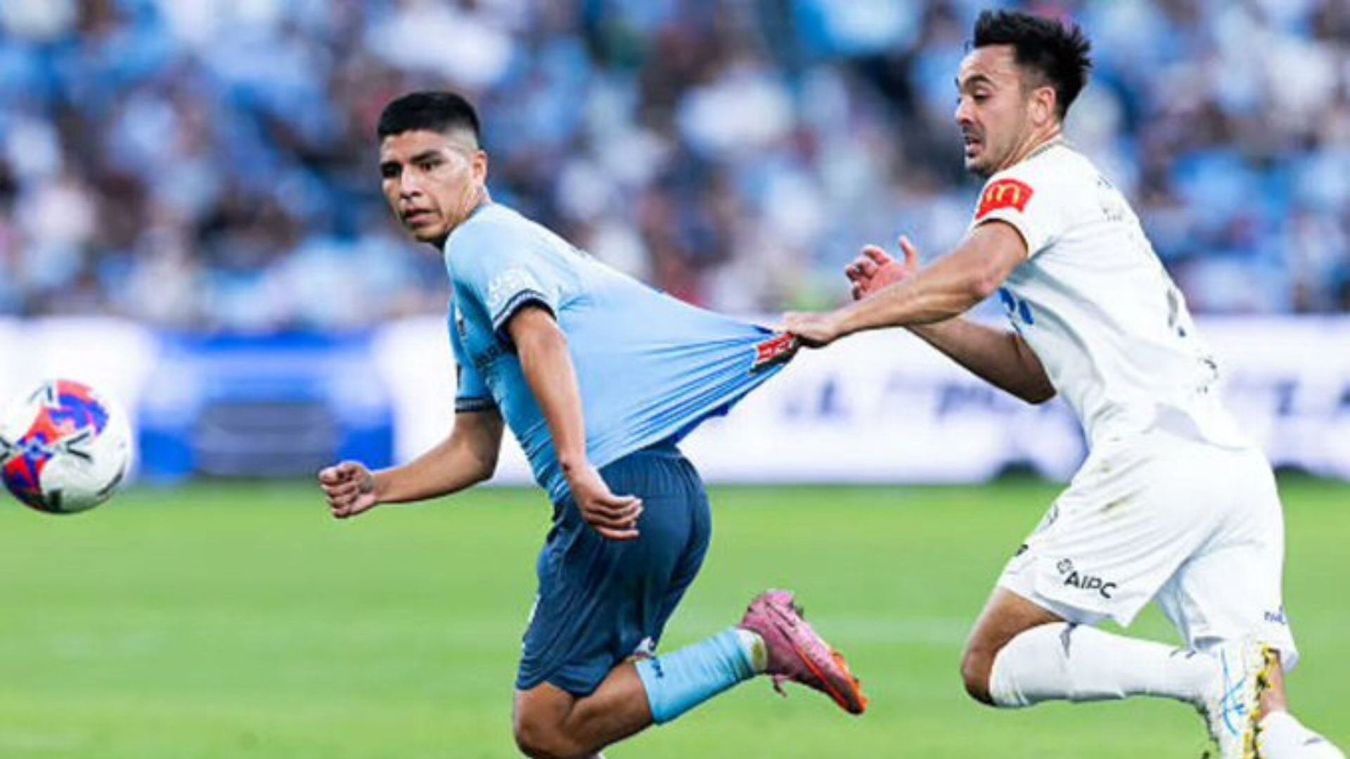 Piero Quispe en busca de un balón con una marca de por medio. - Crédito: Sydney FC