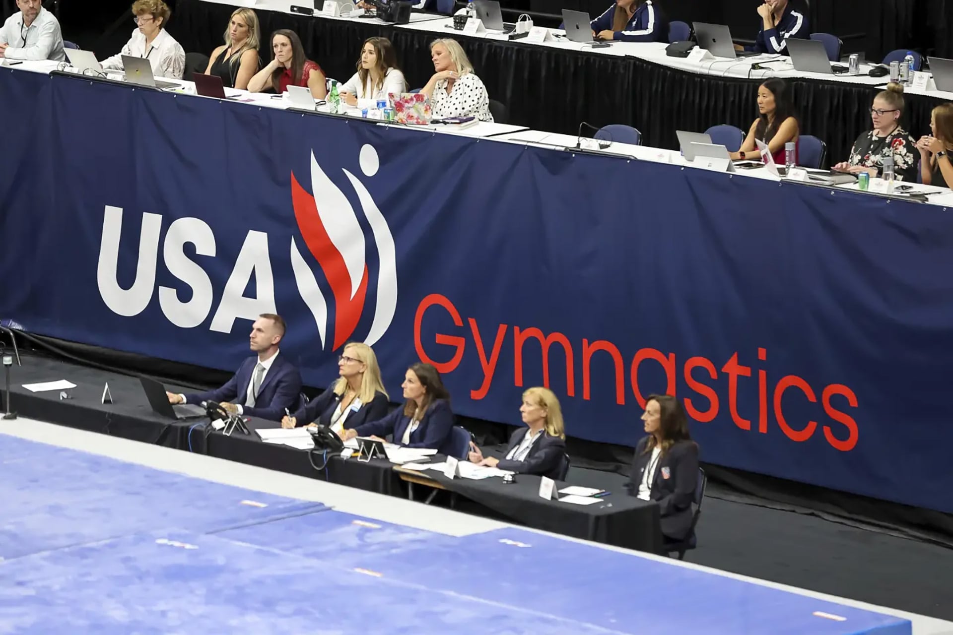 La organización recibió alertas por correo electrónico sobre la conducta del entrenador, pero no tomó medidas para apartarlo del deporte (AP Photo/Mike Carlson)