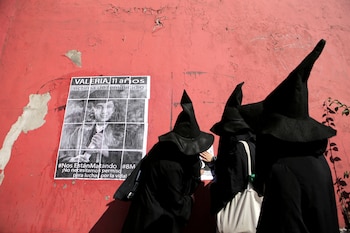 Mujeres vestidas de brujas colocan