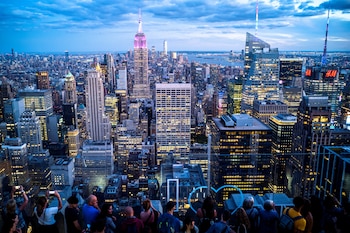 La gente disfruta de la