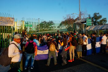 Migrantes hondureños tratan de cruzar