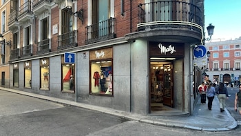 La tienda de disfraces de la calle Maestro de Victoria 2, que fue fundada en 1943 y se encuentra a pocos metros de la plaza del Sol
